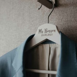 Bruiloft-Bruiloftdecoratie-Kledinghanger Mr + naam-Studio Gravin