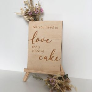 Bruiloft-Bruiloftdecoratie-Borden-Bord All you need is love and a piece of cake 2-Studio Gravin