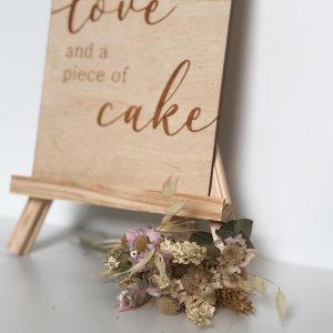 Bruiloft-Bruiloftdecoratie-Borden-Bord All you need is love and a piece of cake 3-Studio Gravin