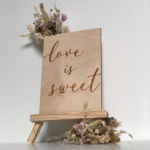 Bruiloft-Bruiloftdecoratie-Borden-Bord Love is sweet 2-Studio Gravin
