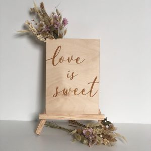 Bruiloft-Bruiloftdecoratie-Borden-Bord Love is sweet 3-Studio Gravin