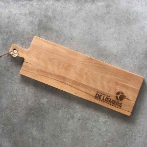 Cadeaus en Zakelijk-Borrelplanken_Borrelplank gepersonaliseerd-met logo-Studio Gravin