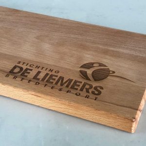 Zakelijk-Borrelplanken_Borrelplank gepersonaliseerd met logo-Studio Gravin