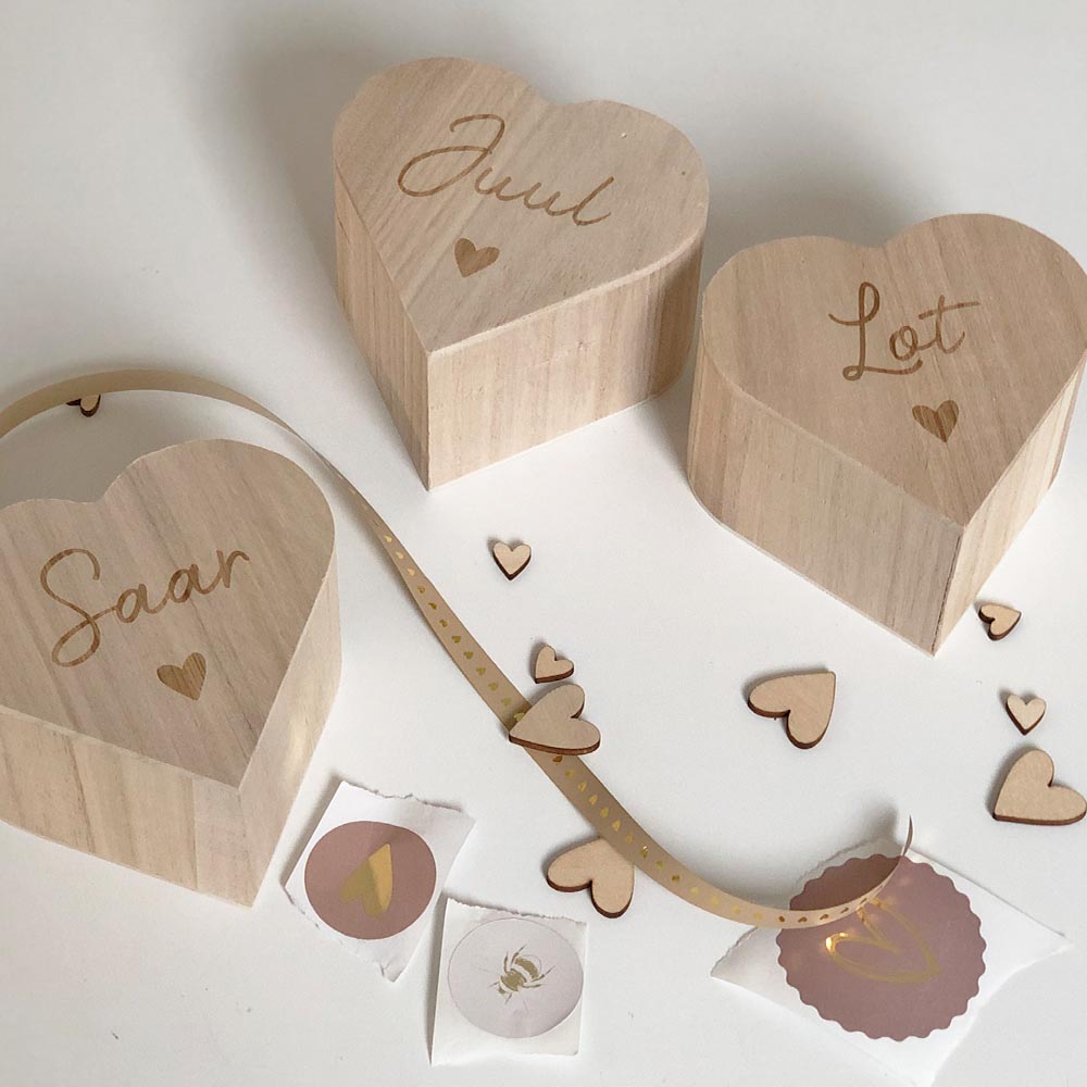 Custom made-Houten doosjes hartvorm met naam-Studio Gravin