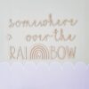 Samenweringen_Influencers_@familie.van.seven_Foto houten tekst Somewhere over the Rainbow 1