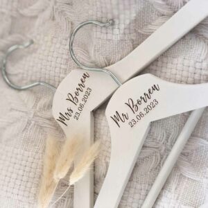 Bruiloft-Bruiloftdecoratie-Kledinghangers Mr & Mrs-Studio Gravin