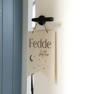Baby & Kind-Kinderkamerdecoratie-Houten vlaggetje met naam maan en sterren Fedde-Studio Gravin