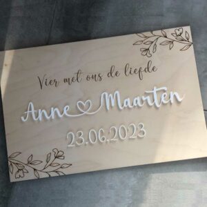 Bruiloft-Welkomstbord-Welkomstbord Vier met ons de liefde wit acryl en namen met hartje en takjes-Studio Gravin