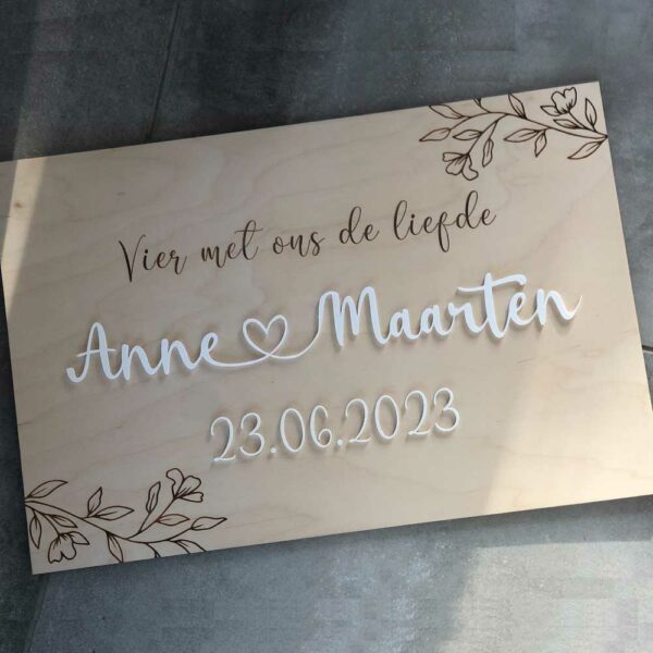 Bruiloft-Welkomstbord-Welkomstbord Vier met ons de liefde wit acryl en namen met hartje en takjes-Studio Gravin