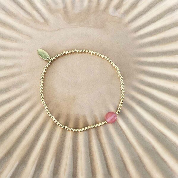 Armbandje met roze steen-Studio Gravin