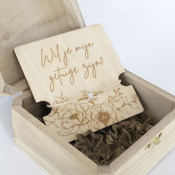 Bruiloft-Ik wil je wat vragen-Houten doosje kistje getuigen vragen armband met kaartje-Studio Gravin