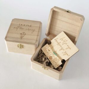 Bruiloft-Ik wil je wat vragen-Houten kistje doosje bruidsmeisje vragen armband met kaartje-Studio Gravin